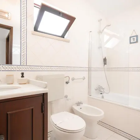 Charming 4bdr Near Aquashow By Lovelystay Casa de Férias Quarteira